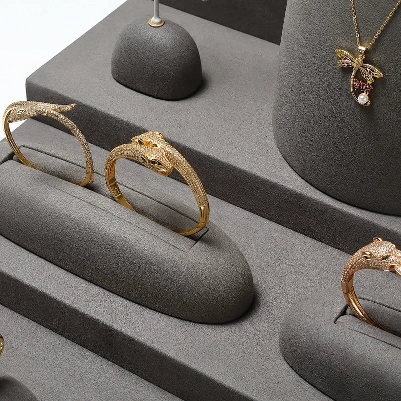 Présentoir à bijoux en cuir gris pour boucles d'oreilles