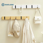 Porte-manteau mural invisible en bois naturel avec 4 crochets dans une entrée