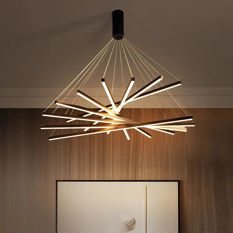 Lustre éclairé en blanc chaud dans une cage d'escalier