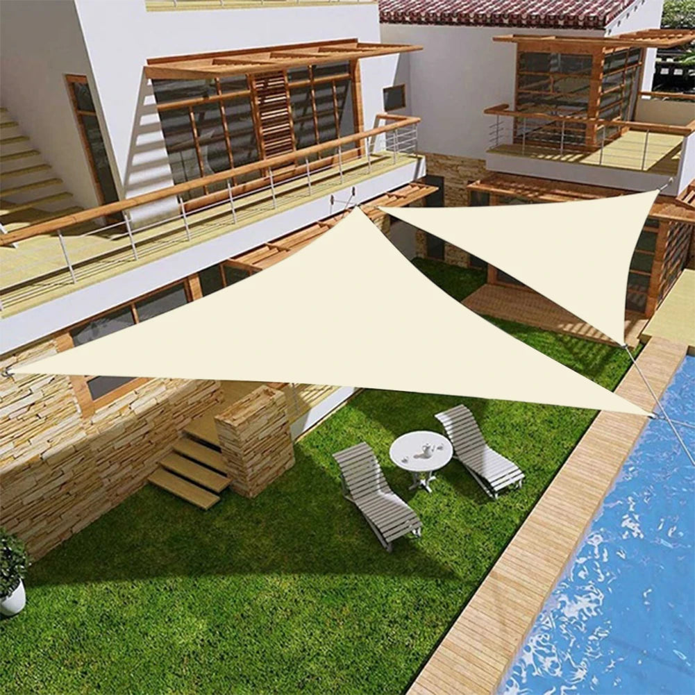 Voile d'ombrage triangulaire 3x3 mètres dans un jardin moderne