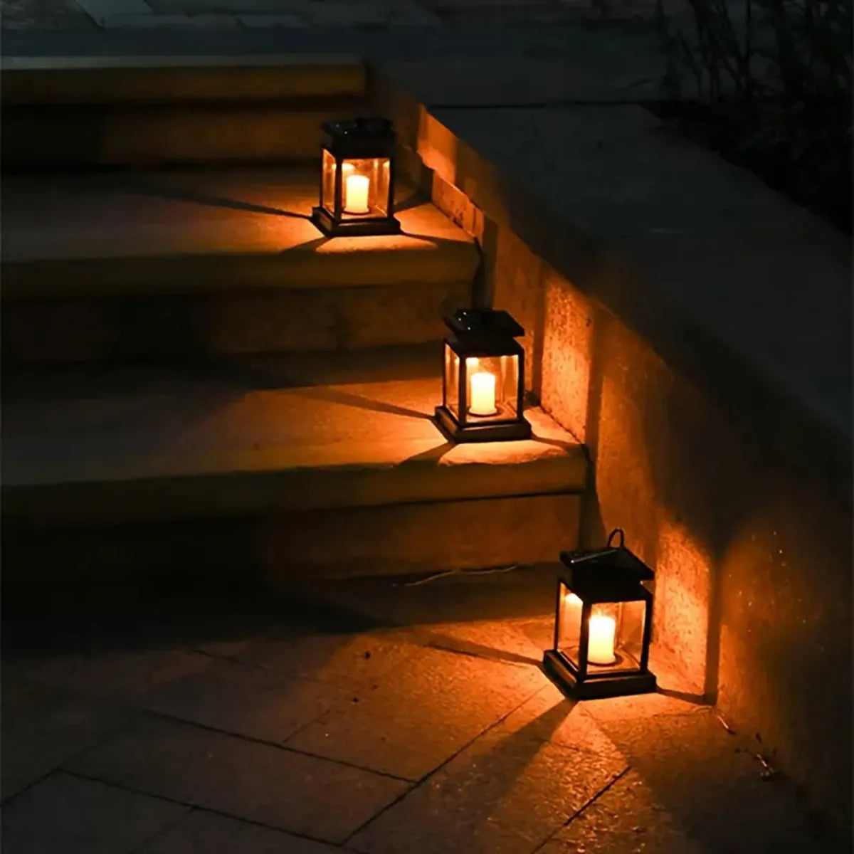 Lanterne solaire décorative éclairant une terrasse le soir