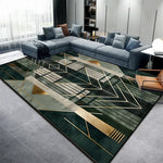 Tapis moderne avec motifs géométriques verts, gris et dorés dans un salon élégant avec un canapé gris.