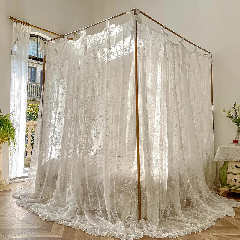 Lit à baldaquin en bois avec de magnifiques rideaux en dentelle blanche, créant une ambiance romantique et chaleureuse dans la chambre.