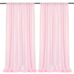 Paire de rideaux opaques roses suspendus sur une tringle noire.