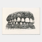 Cette image étrange et fascinante représente une structure organique très détaillée et complexe avec des formes abstraites et géométriques évoquant une bouche géante ou une gueule monstrueuse.