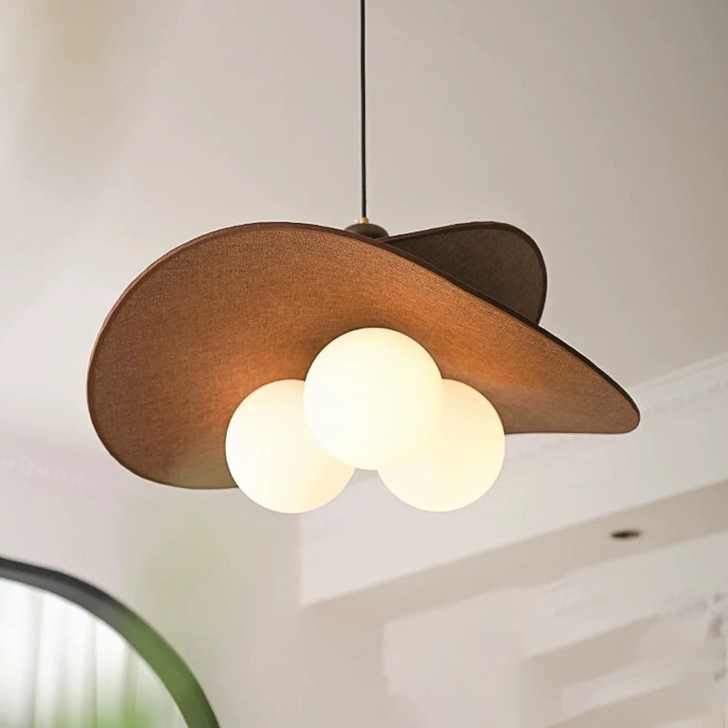 Lustre suspendu dans une chambre à coucher avec ambiance chaleureuse