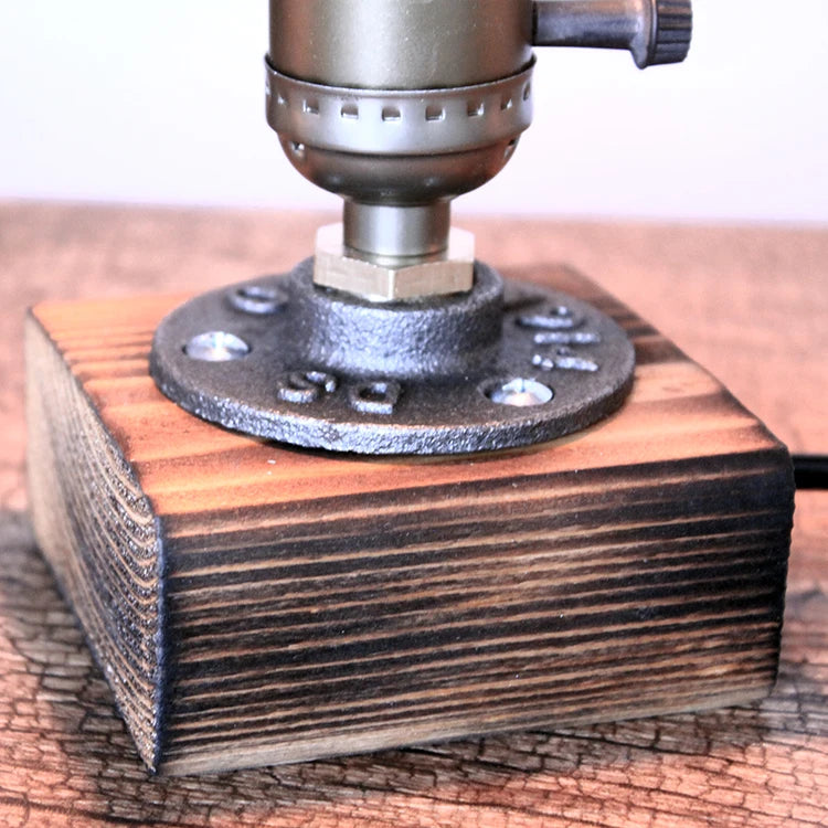 Détail de la lampe de table industrielle avec base en bois et structure en fer