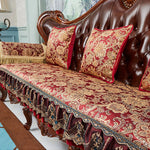 Un sofa antique orné de riches motifs dorés et de coussins aux couleurs profondes, créant une atmosphère de luxe et d'élégance.