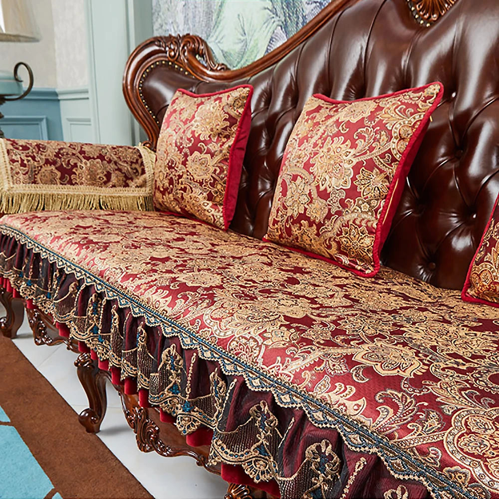 Un sofa antique orné de riches motifs dorés et de coussins aux couleurs profondes, créant une atmosphère de luxe et d'élégance.