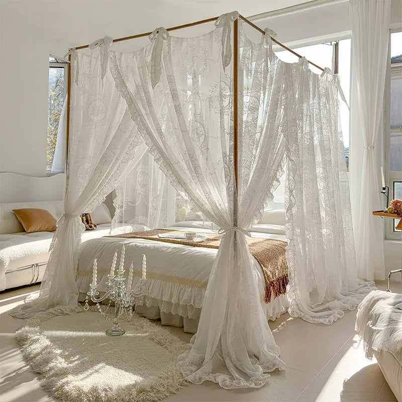 Chambre lumineuse avec un lit à baldaquin en bois et des rideaux blancs fluides, créant une atmosphère romantique et relaxante.