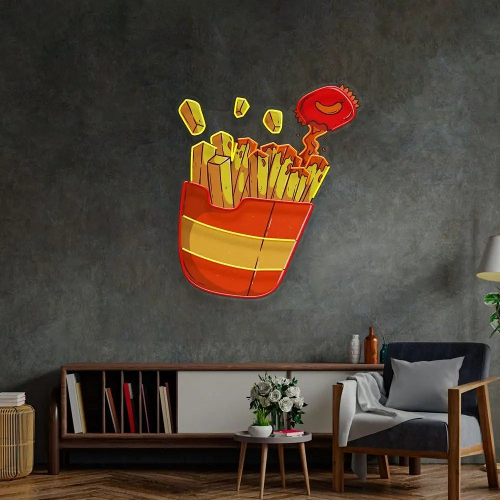 Détail de l'enseigne néon frites LED allumée dans un intérieur