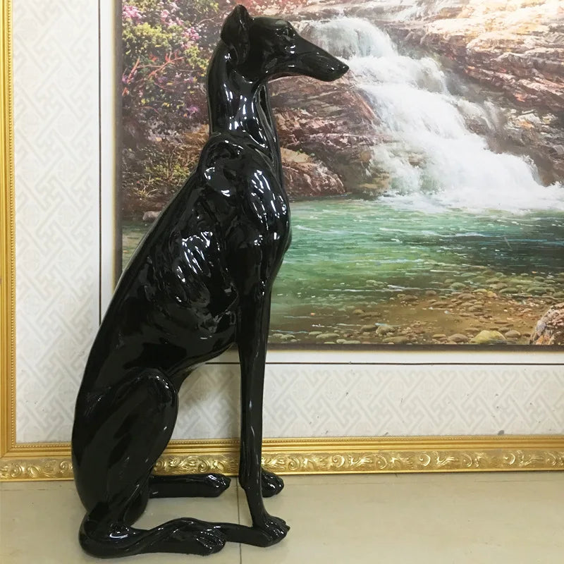 Sculpture chien de chasse résine jaune clair dans salon moderne
