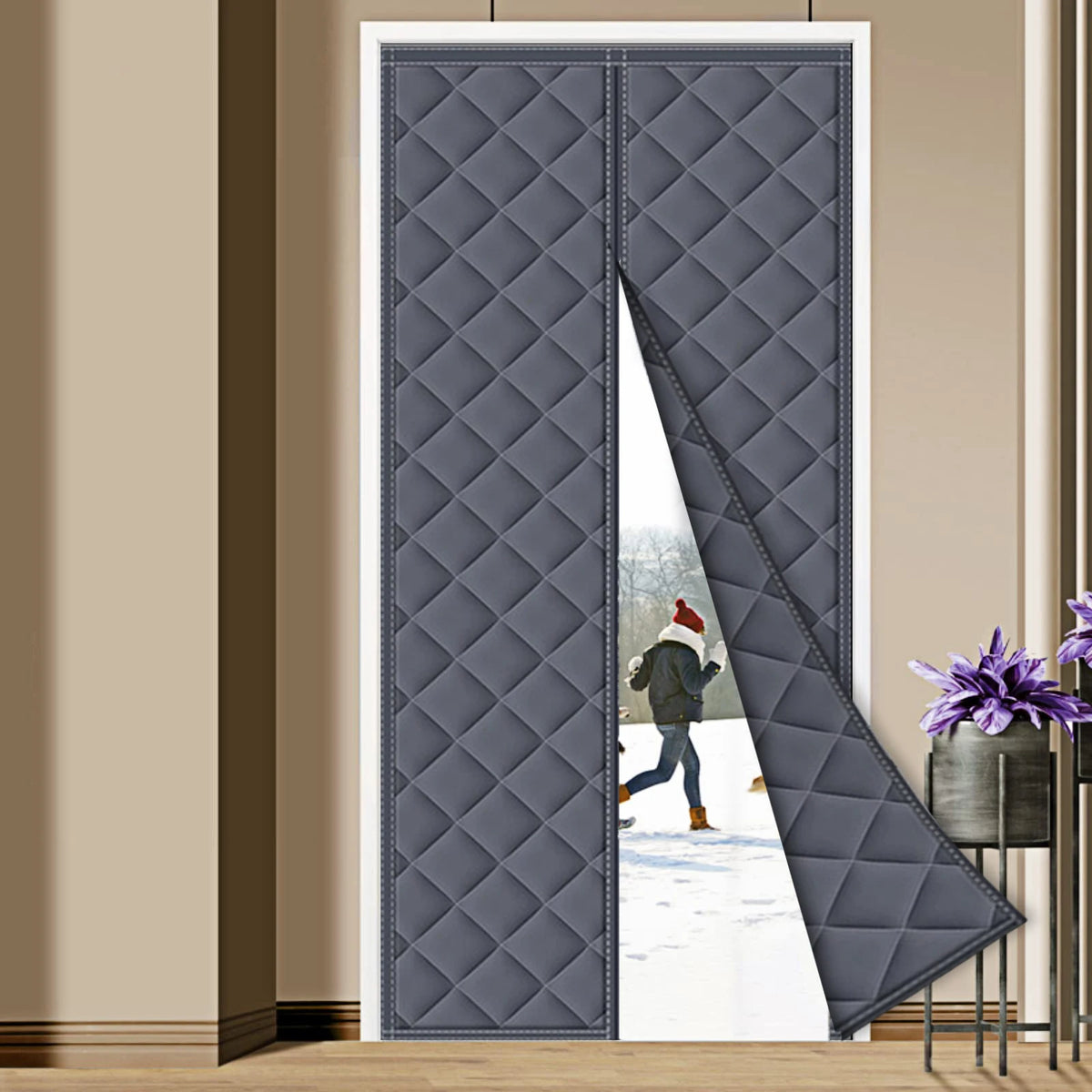 Image représentant un élégant rideau de porte d'accueil, aux motifs délicats, suspendu à une porte d'entrée en bois massif. Ce rideau, aux teintes neutres et apaisantes, ajoute une touche de sophistication et de confort à l'entrée de la maison. Parfait pour ceux qui cherchent à améliorer l'esthétique de leur porte d'accueil et à créer une atmosphère chaleureuse et accueillante.