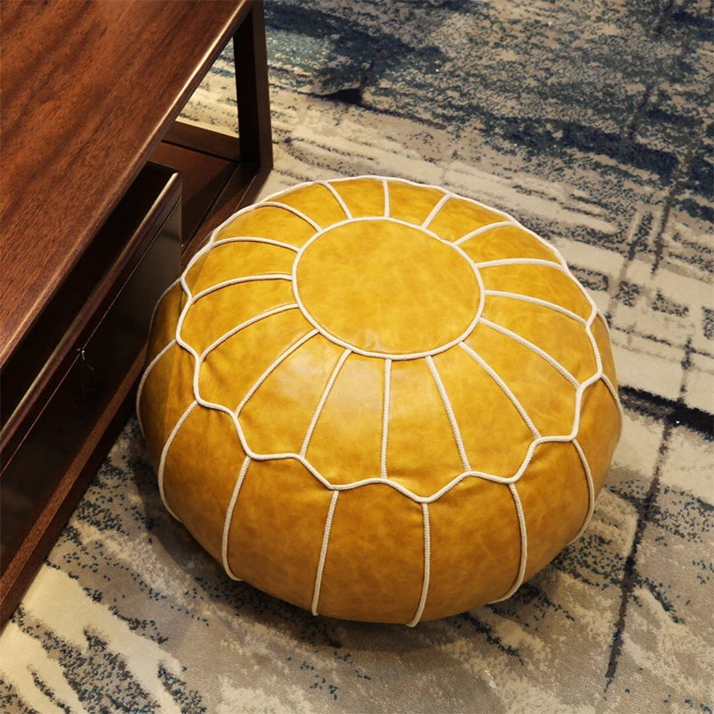 Détail du cuir grainé du pouf marocain