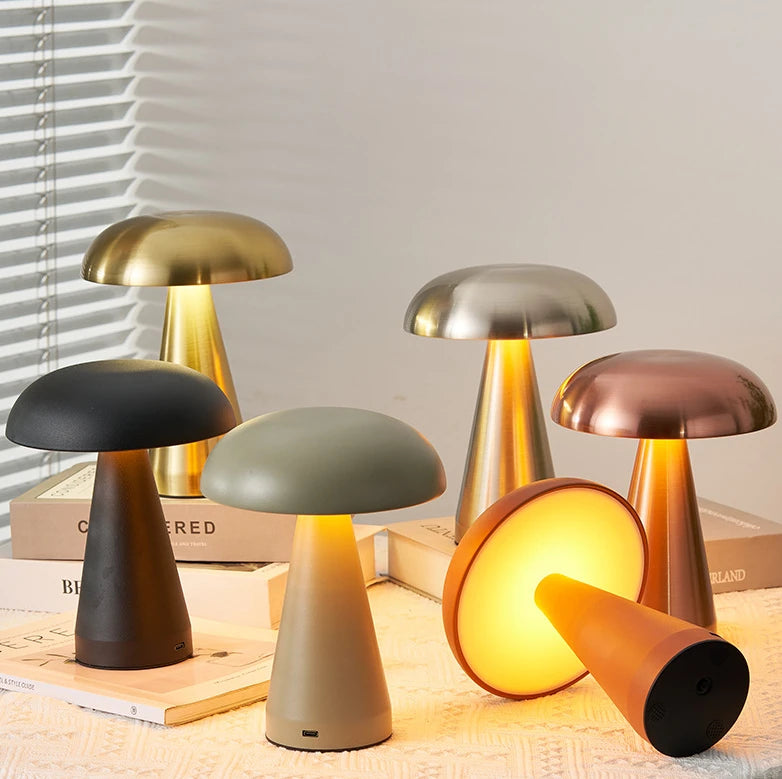 Lampe champignon doré éclairage chaud sur table de chevet