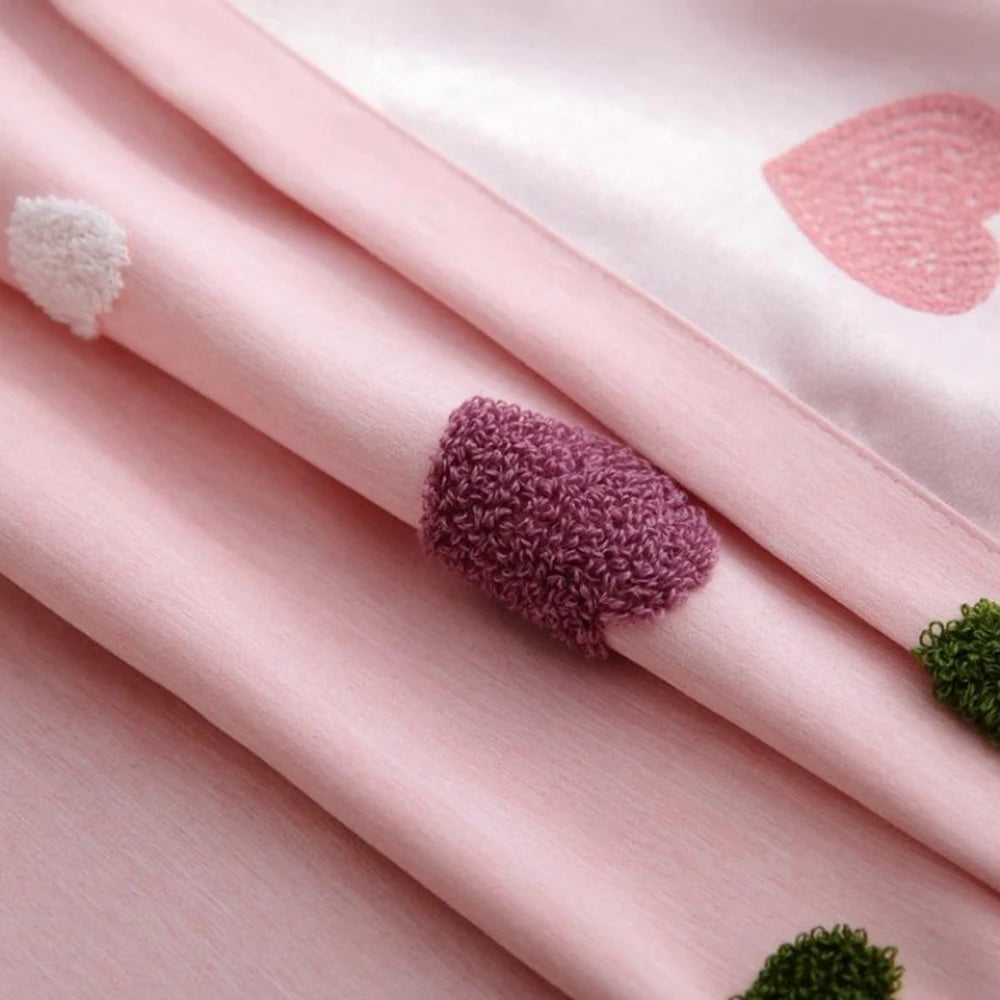 Ensemble de linge de lit rose aux motifs de cœurs décoratifs texturés, créant une ambiance douce et romantique parfaite pour une chambre moderne. Design délicat et tendance qui apporte une touche chaleureuse à votre décor intérieur. Idéal pour un cadeau ou pour renouveler votre espace avec élégance.