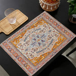 Tapis de table bohème en lin bleu sur une table en bois