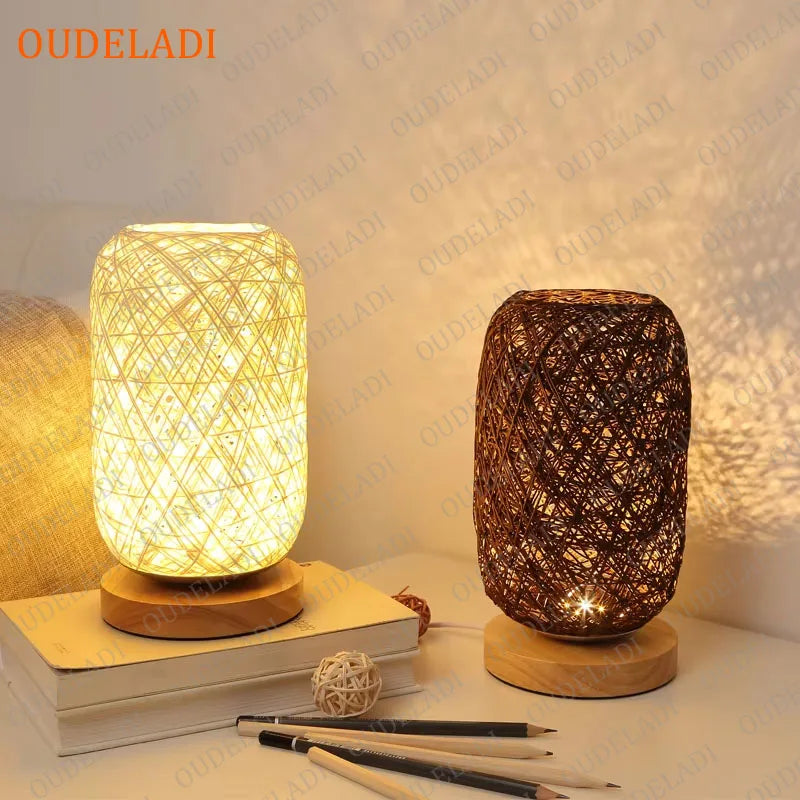 Lampe de chevet en rotin naturel avec abat-jour en corde sur table de nuit