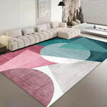 Le tapis coloré aux formes géométriques et aux tons pastels rehausse l'élégance du salon moderne avec un canapé confortable.