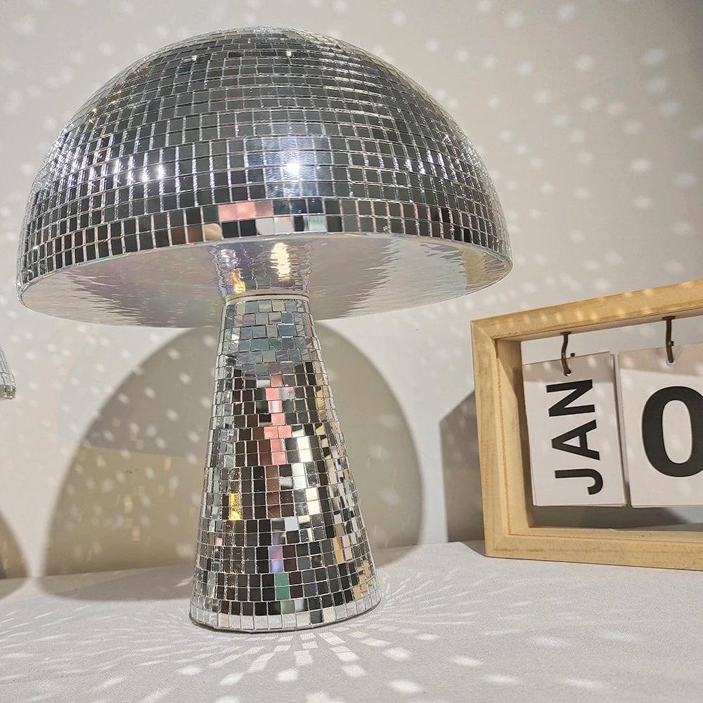 Lampe champignon disco posée sur étagère