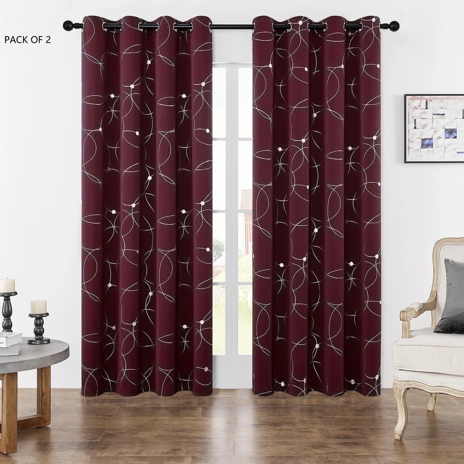 Rideaux occultants bordeaux avec motifs cerclés blancs installés sur une grande baie vitrée, apportant contraste et élégance à un salon lumineux.