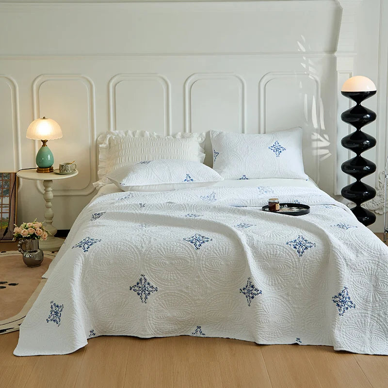 Détail de la broderie sur le couvre-lit en boutis