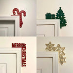 Décoration DIY Noël en bois bleu profond sur un mur décoré