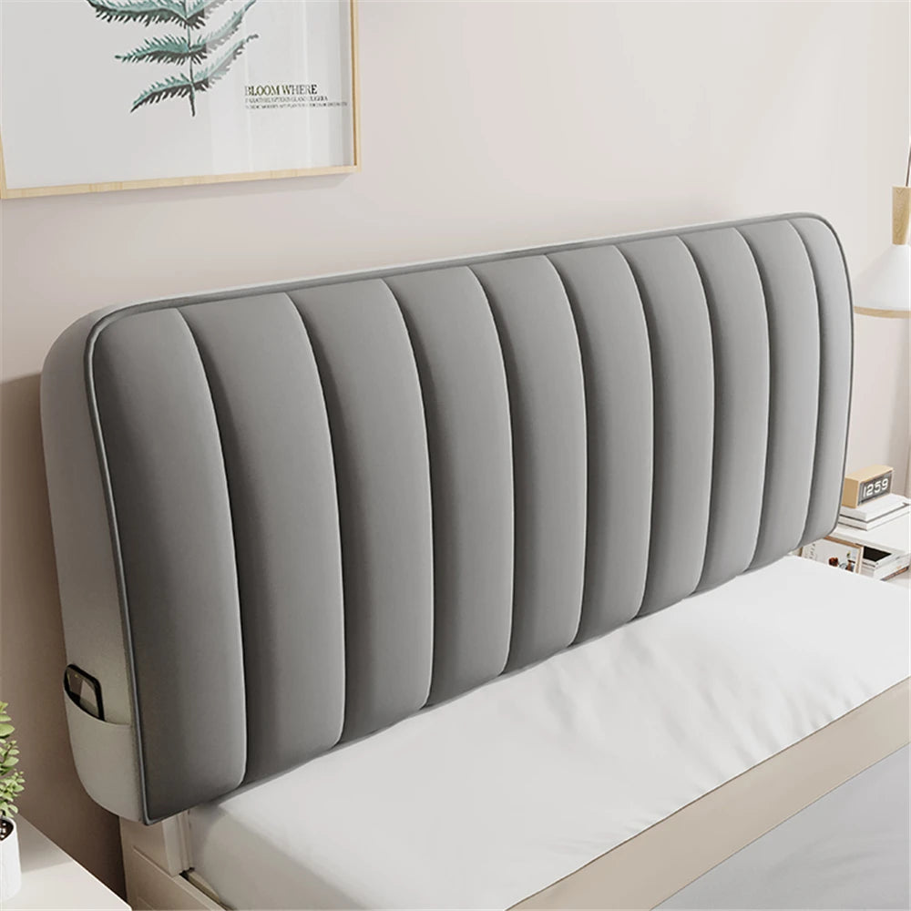 Couvre-tête de lit gris dans une chambre décorée avec des coussins neutres