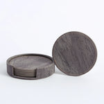 Des sous-verres en bois foncé avec un motif de grain unique.