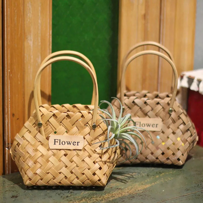 Panier rotin naturel vert utilisé comme cache-pot avec plantes