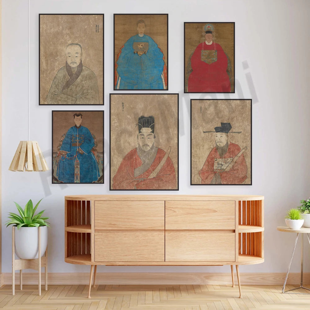 Ensemble d'illustrations traditionnelles chinoises encadrées sur un mur, avec un meuble en bois et une plante verte.