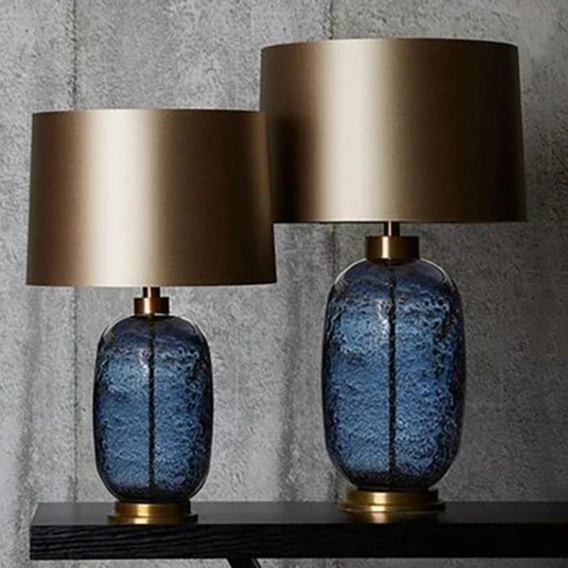Lampe de chevet verte allumée dans un bureau moderne