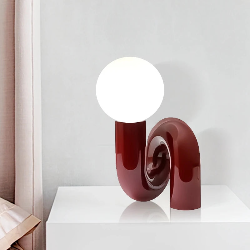 Lampe design rouge dans un salon contemporain