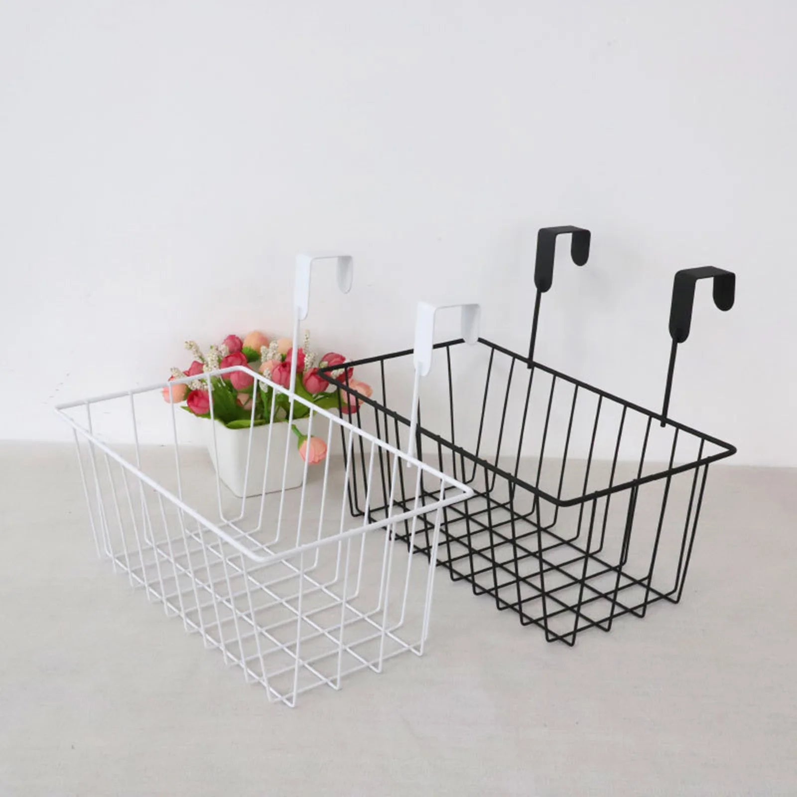 Vue rapprochée du panier métallique avec crochets