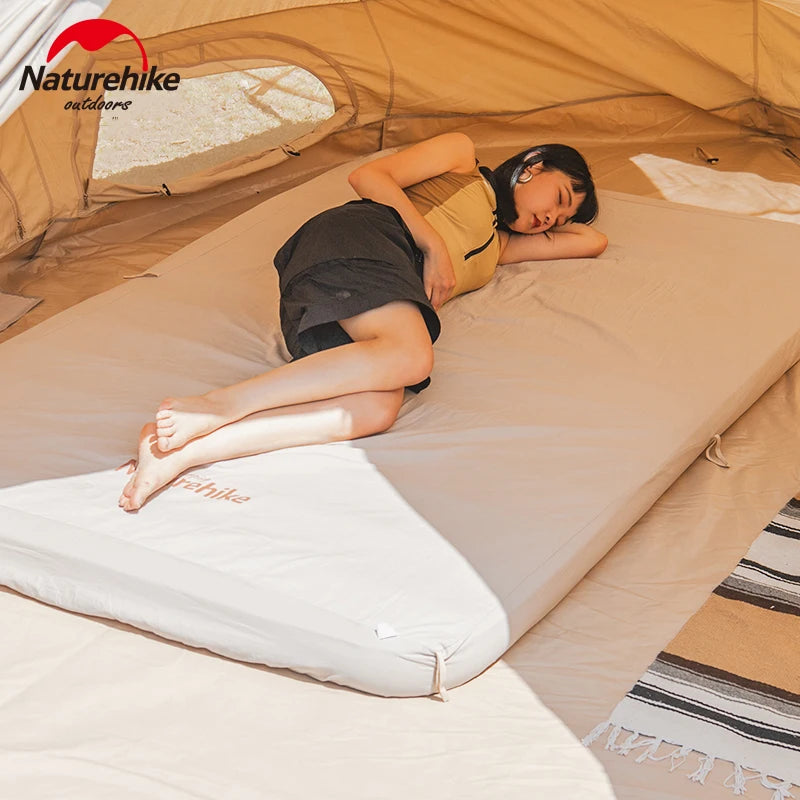 Couvre-lit en coton sur matelas d'air en situation d'intérieur