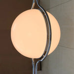 Lampadaire design rouge médiéval moderne dans un salon