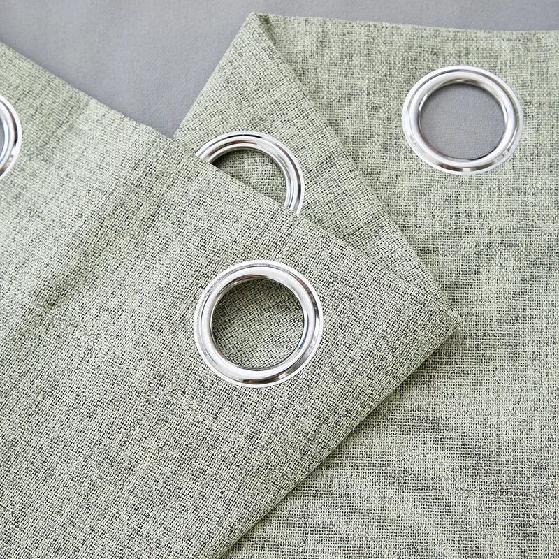 Rideau à œillets gris clair avec finition élégante. Idéal pour salons modernes, ce rideau offre une ambiance lumineuse et raffinée. Compatible avec tringles standards, il est facile à installer. Accessoire déco parfait pour toutes les pièces de votre maison.