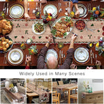 Cette table richement décorée avec de la vaisselle fine, des plats traditionnels et des fleurs saisonnières, est propice à une ambiance festive et conviviale pour les repas de groupe.