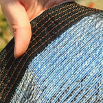 Voile d'ombrage camouflage installée dans un jardin avec protection solaire