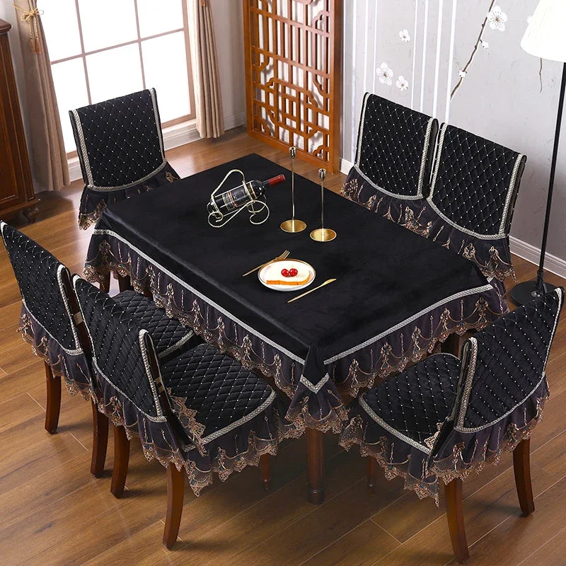 Housse de chaise rouge avec nappe blanche
