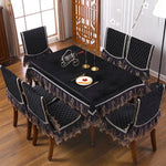 Housse de chaise rouge avec nappe blanche