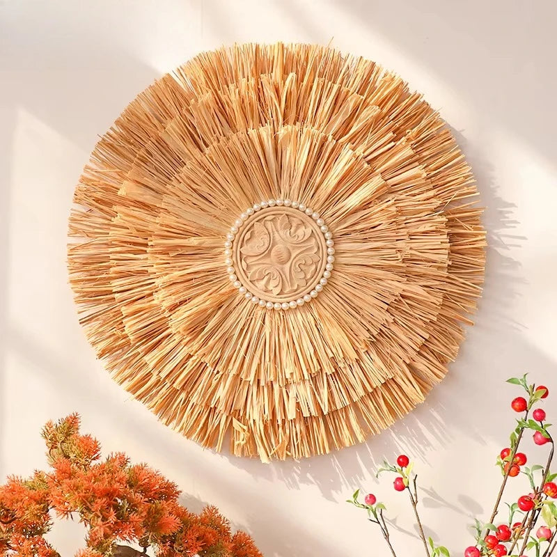 Décoration murale bohème dans un salon avec canapé et plantes vertes