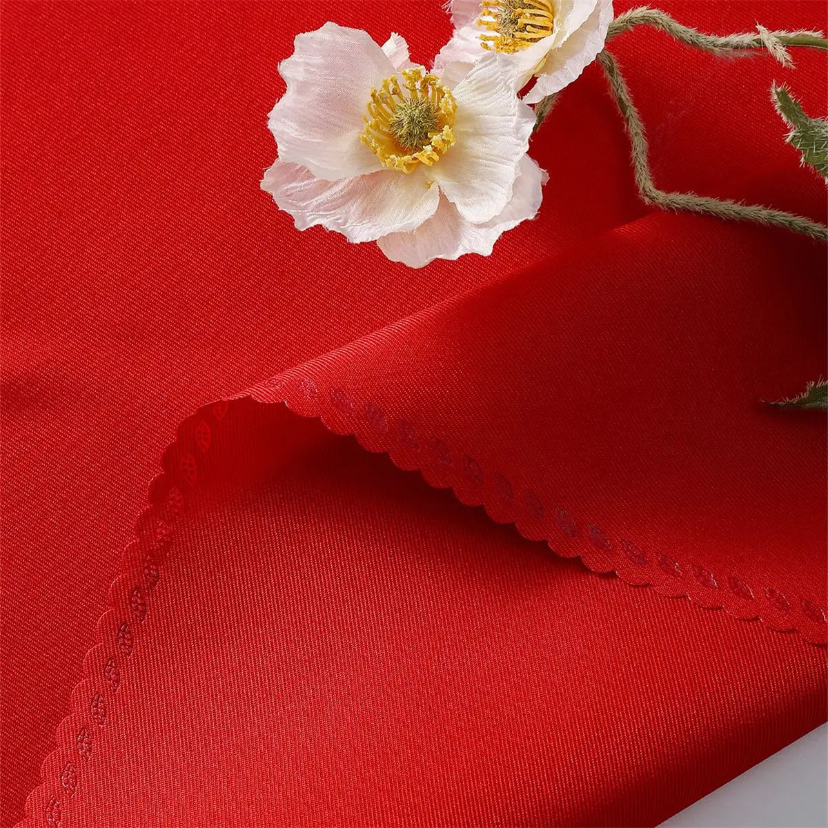 Un magnifique gros plan d'une fleur blanche aux pétales élégants posée sur un fond rouge éclatant.