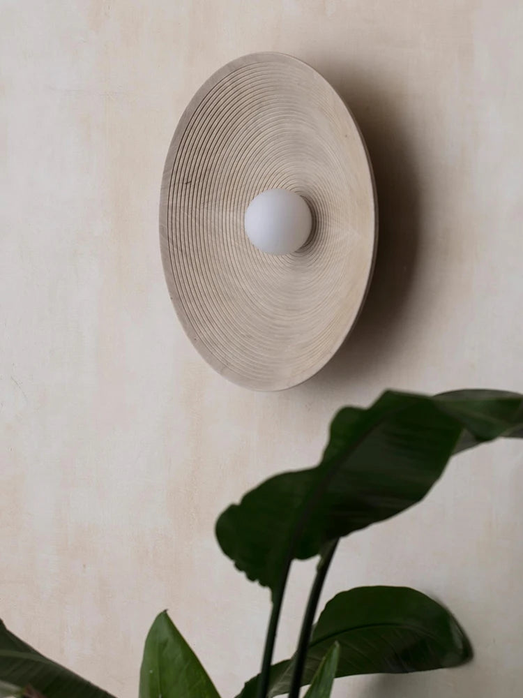 Lampe de chevet murale japonaise noire dans une chambre zen