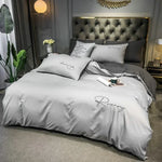 Housse de couette blanche avec des accessoires de literie coordonnés