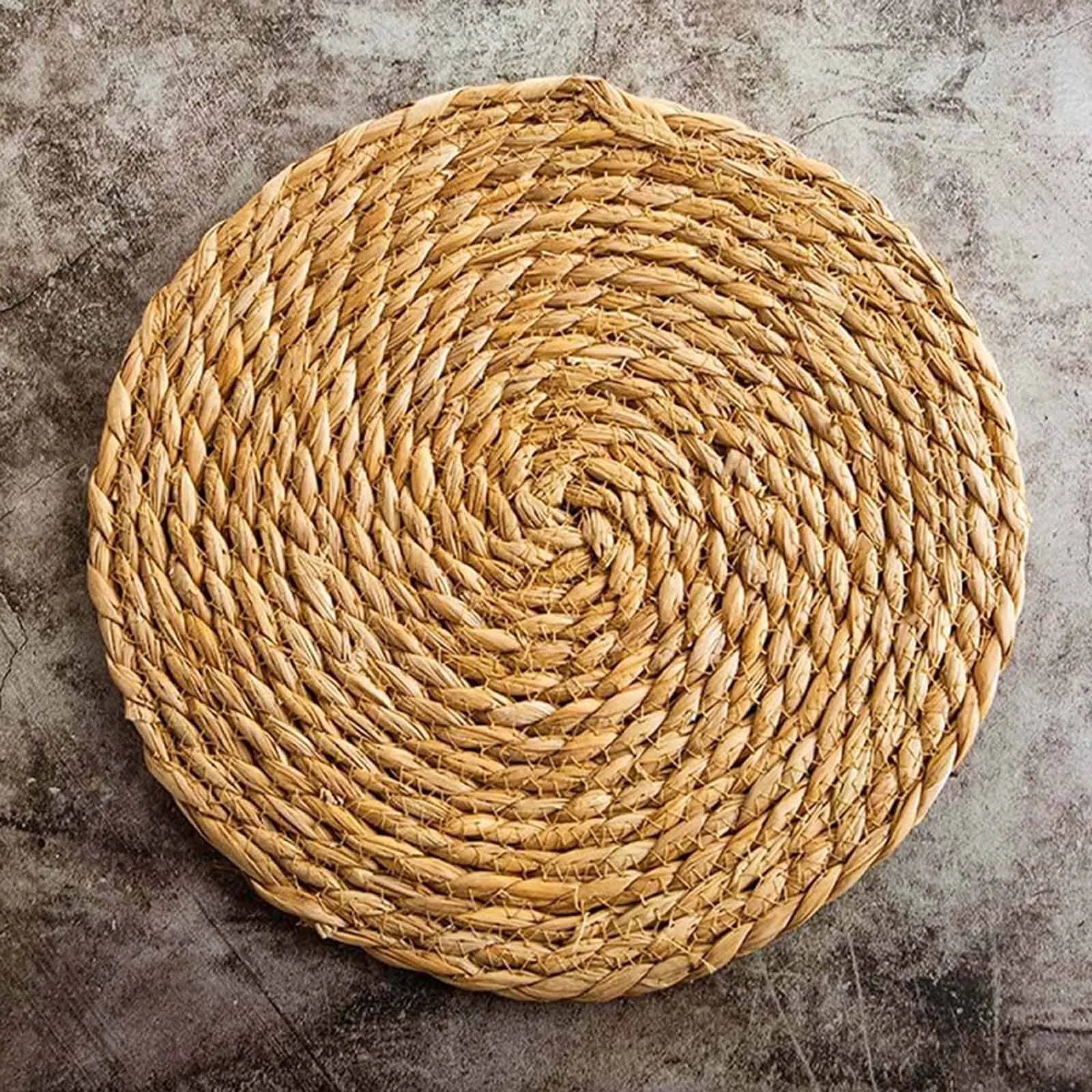 Set de table rond en jacinthe d'eau naturelle sur table en bois