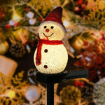 Bonhomme de neige lumineux la nuit éclairant un patio