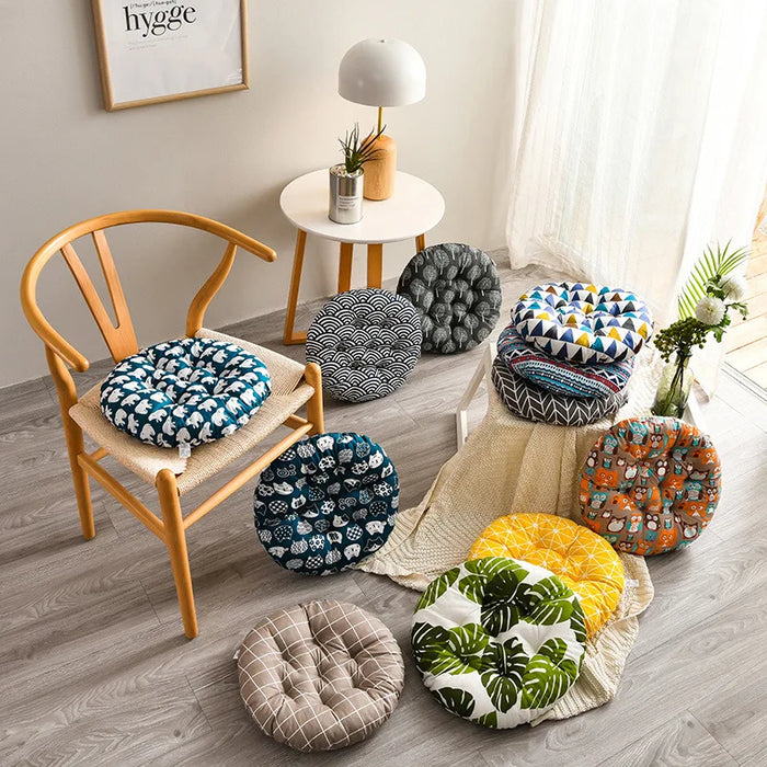 Coussin rond en polyester coton 40x40cm couleur bleu sur chaise de salon