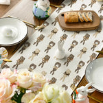 Une ravissante décoration de table avec des motifs de papillons et un gâteau délicieux servi sur un plateau en bois, le tout entouré de fleurs fraîches.
