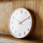 Horloge murale bois blanc dans un salon scandinave